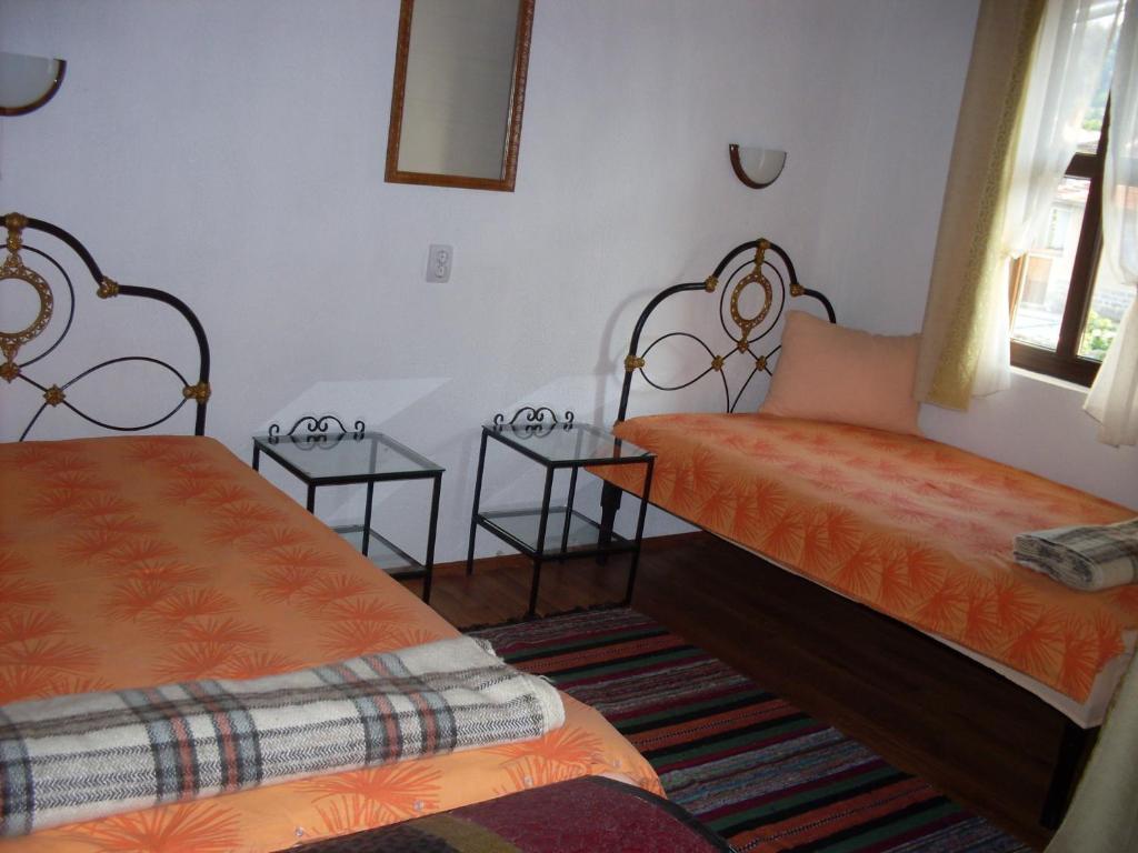 Tsutsovi House Hotel Kalofer Quarto foto